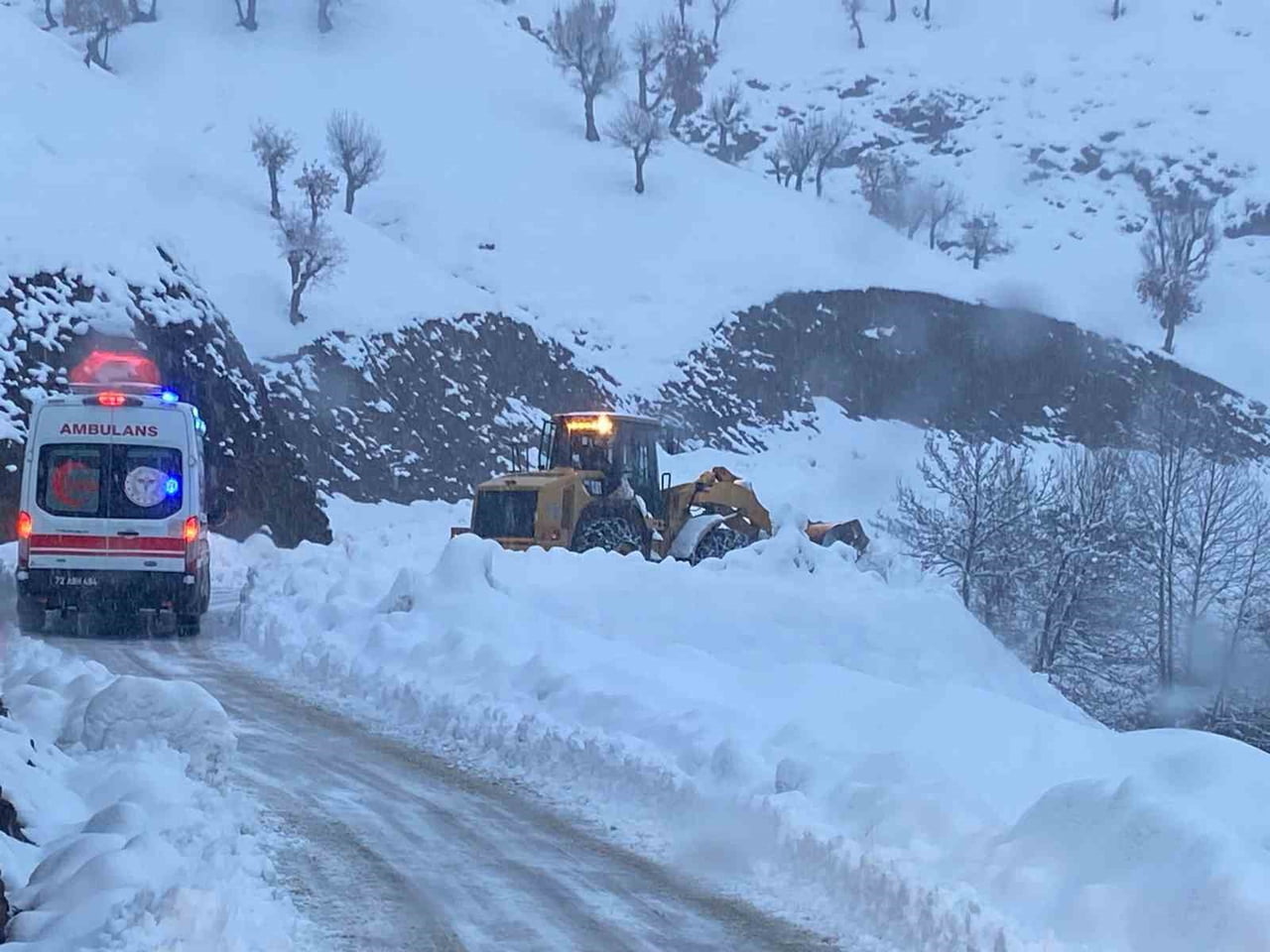 BATMAN’IN SASON İLÇESİNE BAĞLI İNCESU KÖYÜNDE YOĞUN KAR YAĞIŞI NEDENİYLE MAHSUR KALAN BİR HASTAYA...