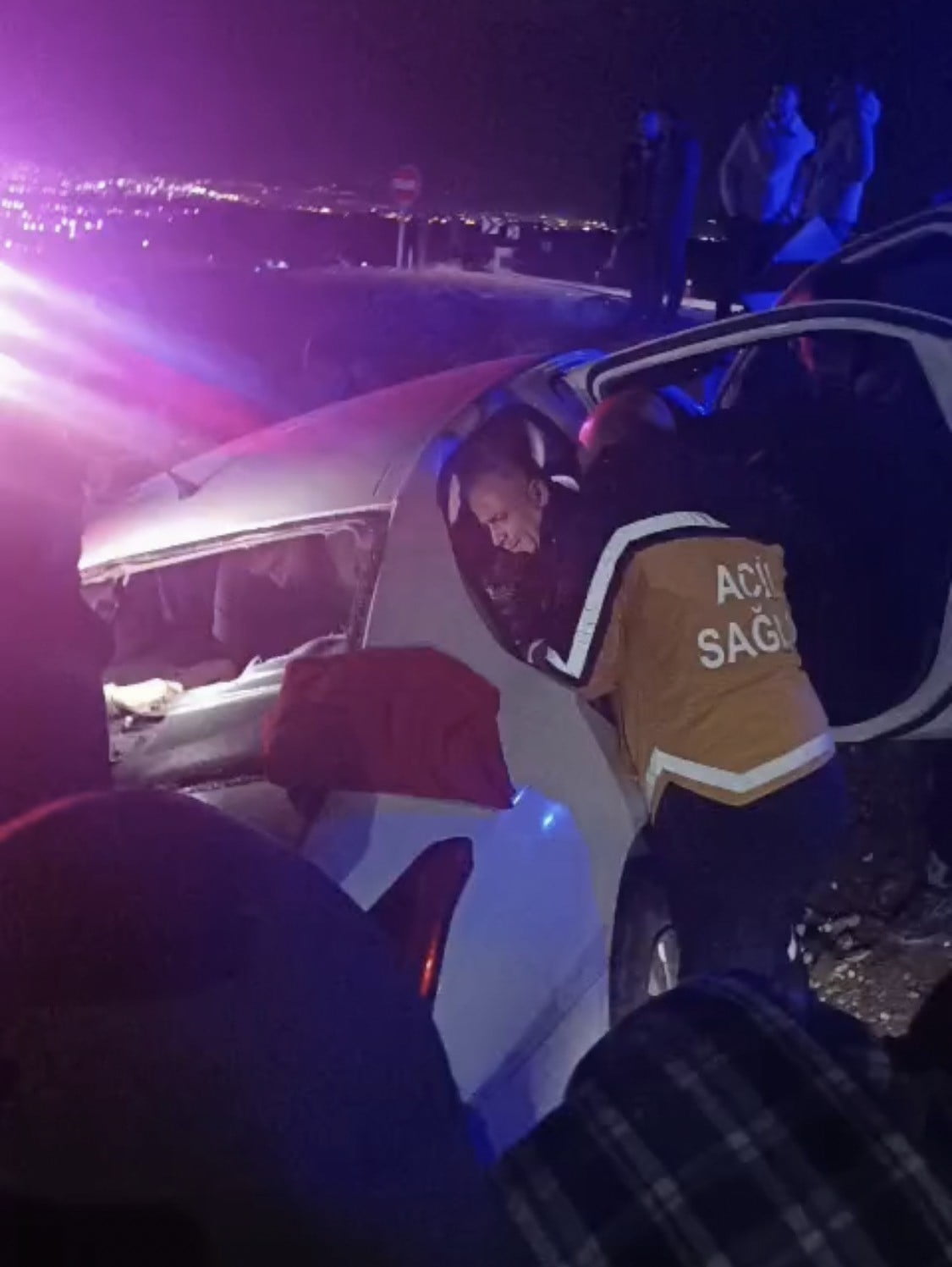 BATMAN–SİİRT KARAYOLU KIRA DAĞI MEVKİİNDE MEYDANA GELEN TRAFİK KAZASINDA, DİREKSİYON HÂKİMİYETİNİ...