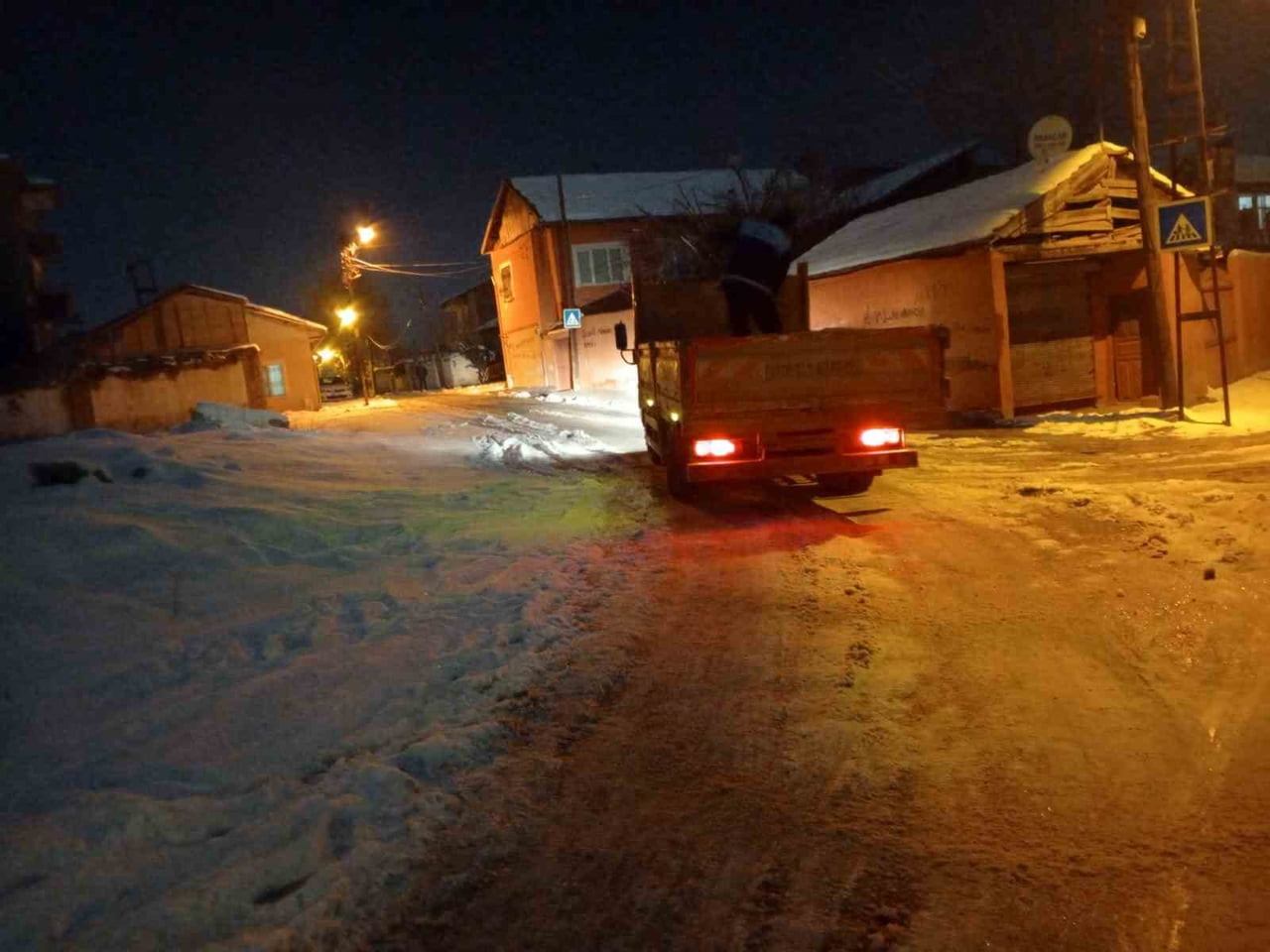 BATTALGAZİ'DE BUZLANMAYA KARŞI TUZLAMA MESAİSİ