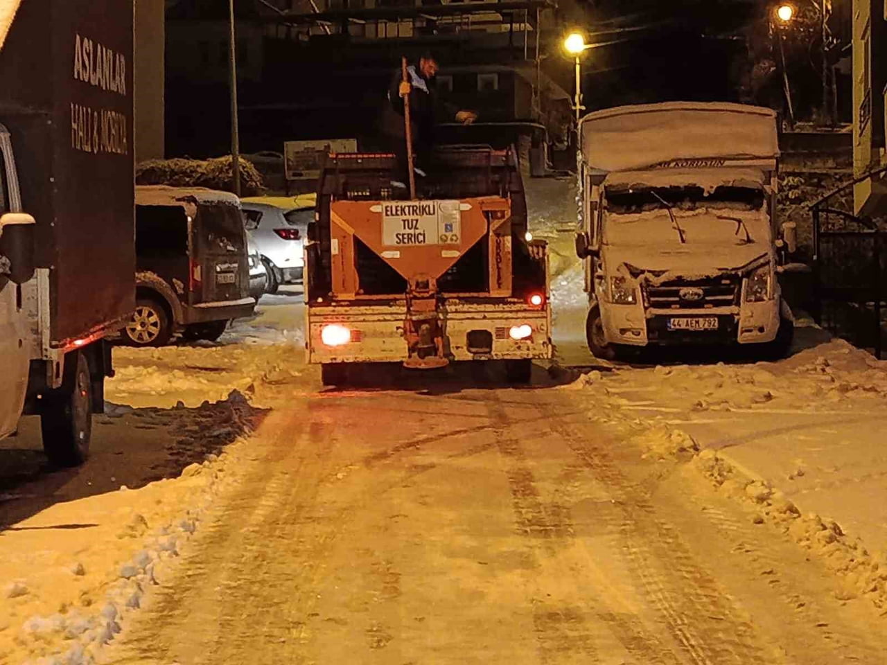 BATTALGAZİ'DE GECE BOYU KAR MESAİSİ