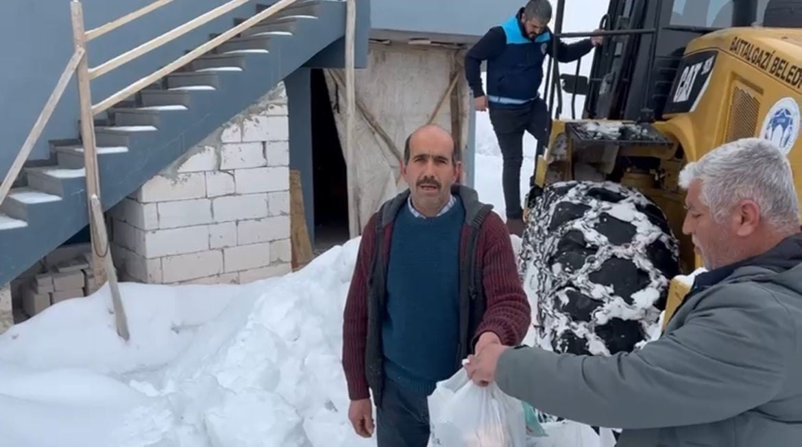 BATTALGAZİ BELEDİYESİ EKİPLERİ 21 KİLOMETRE YOLU AÇARAK HASTAYA İLAÇLARINI YETİŞTİRDİ