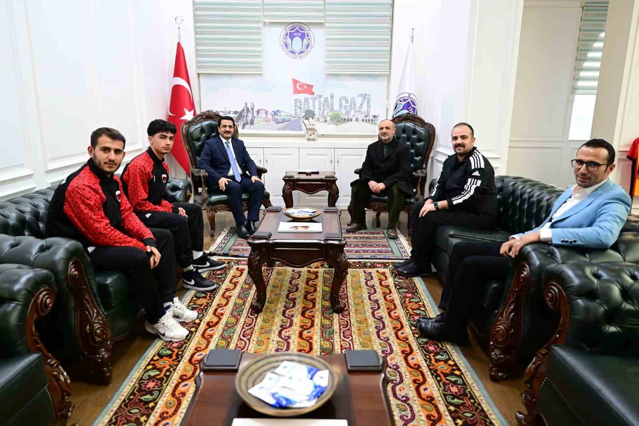 BATTALGAZİ BELEDİYESPOR'UN MİLLİ GURURLARI BAŞKAN TAŞKIN'I ZİYARET ETTİ