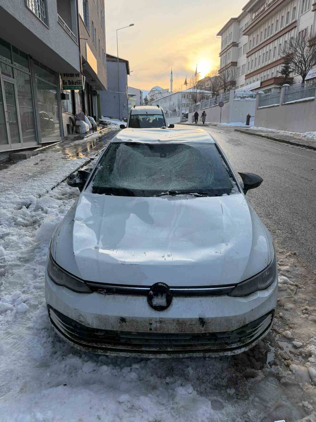 BAYBURT'TA ÇATIDAN DÜŞEN KAR KÜTLELERİ PARK HALİNDEKİ ARAÇLARA ZARAR VERDİ