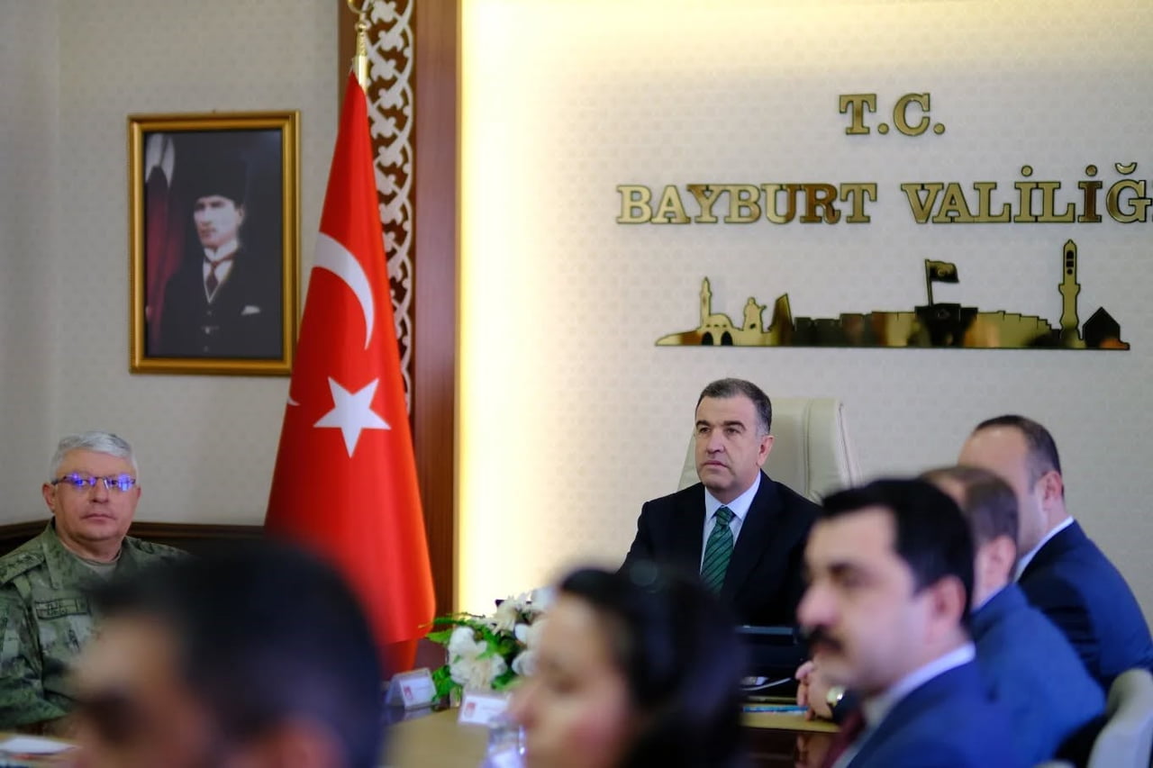 BAYBURT'TA GÜVENLİK VE ASAYİŞ TEDBİRLERİ MASAYA YATIRILDI