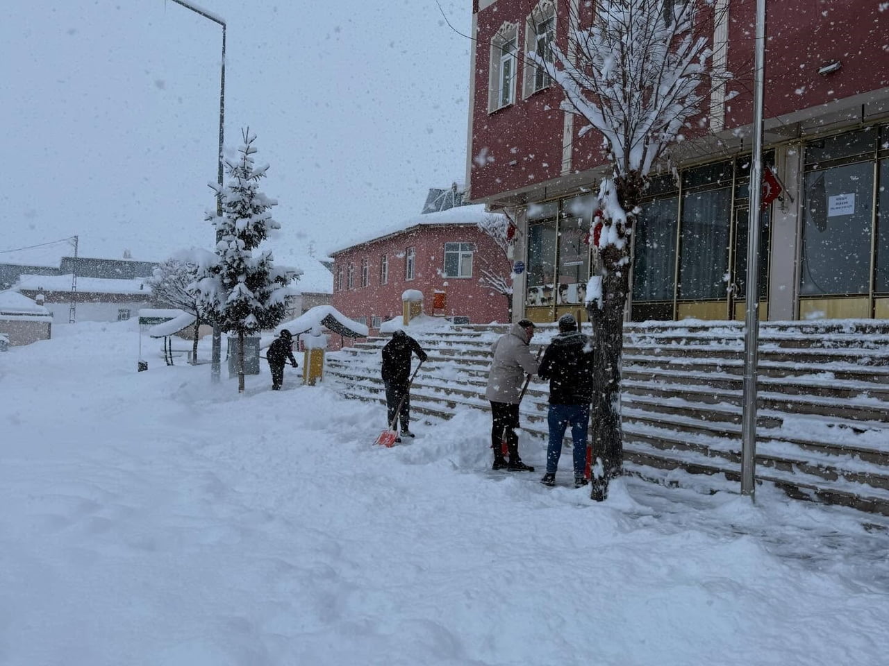 BAYBURT'UN DEMİRÖZÜ VE AYDINTEPE İLÇELERİNDE KAR TEMİZLİĞİ YAPILIYOR