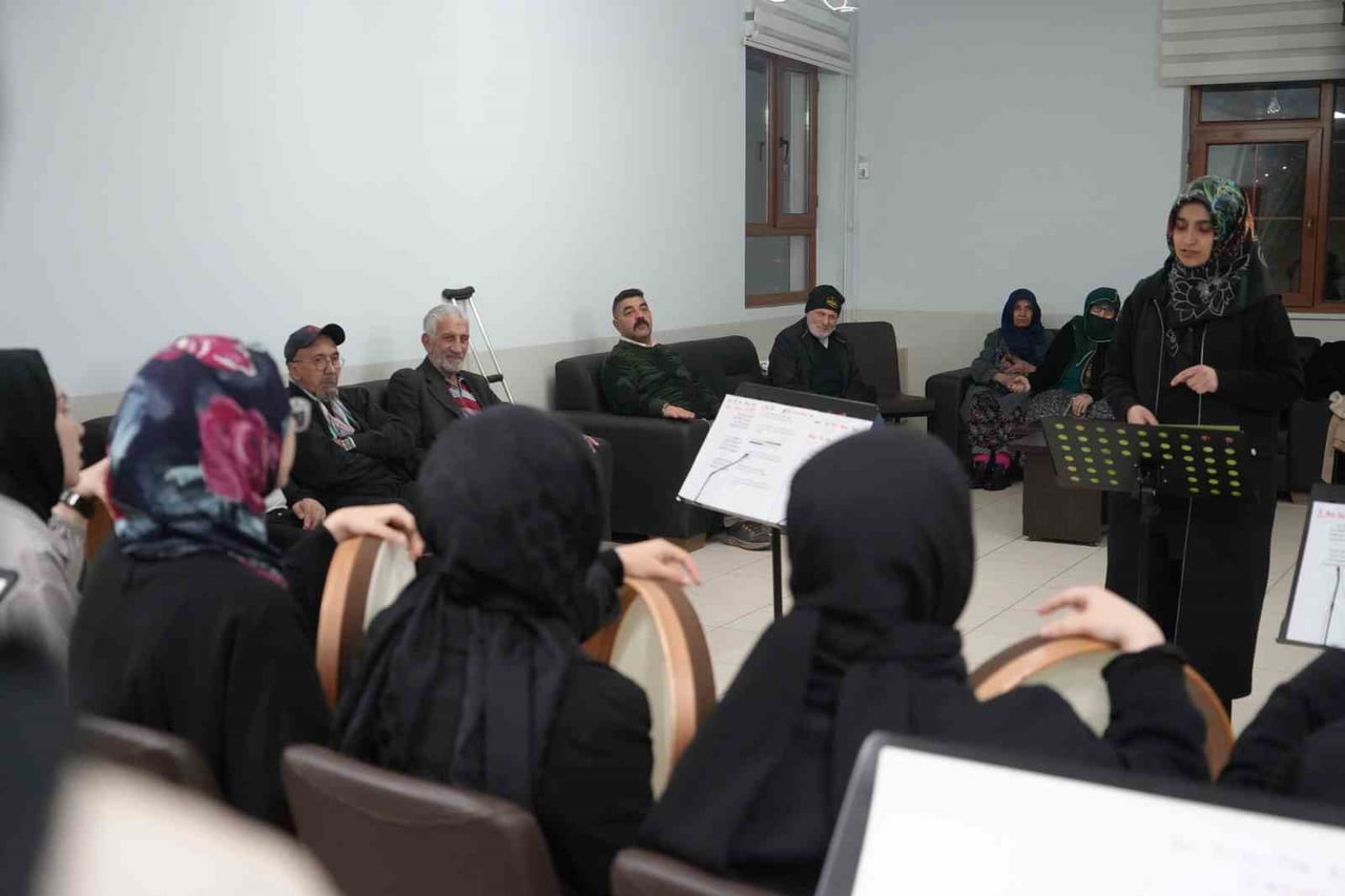 BAYBURT HUZUREVİNDE MANEVİ BULUŞMA: BENDİRLER ÇALINDI, İLAHİLER SÖYLENDİ