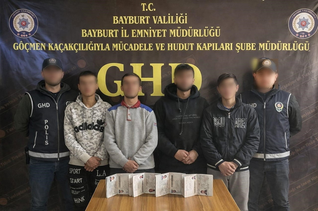 BAYBURT’TA 8 DÜZENSİZ GÖÇMEN YAKALANDI