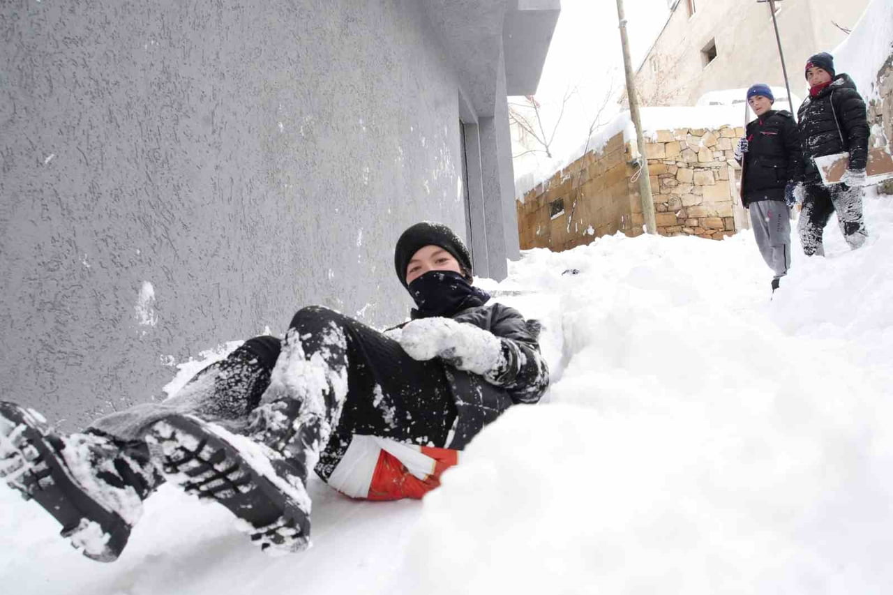 BAYBURT’TA EĞİTİME KAR ENGELİ: OKULLAR 1 GÜN TATİL EDİLDİ