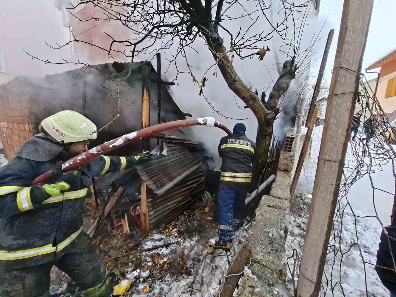 BAYBURT’TA GARAJ VE DEPO OLARAK KULLANILAN ALANDA ÇIKAN YANGIN SÖNDÜRÜLDÜ