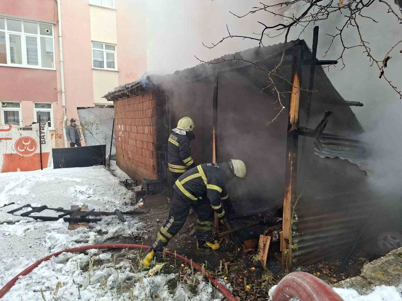 BAYBURT’TA GARAJ VE DEPO OLARAK KULLANILAN ALANDA ÇIKAN YANGIN SÖNDÜRÜLDÜ