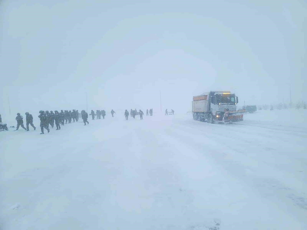 BAYBURT’TA KAR NEDENİYLE YOLDA KALAN SÜRÜCÜLERİN YARDIMINA EKİPLER YETİŞTİ