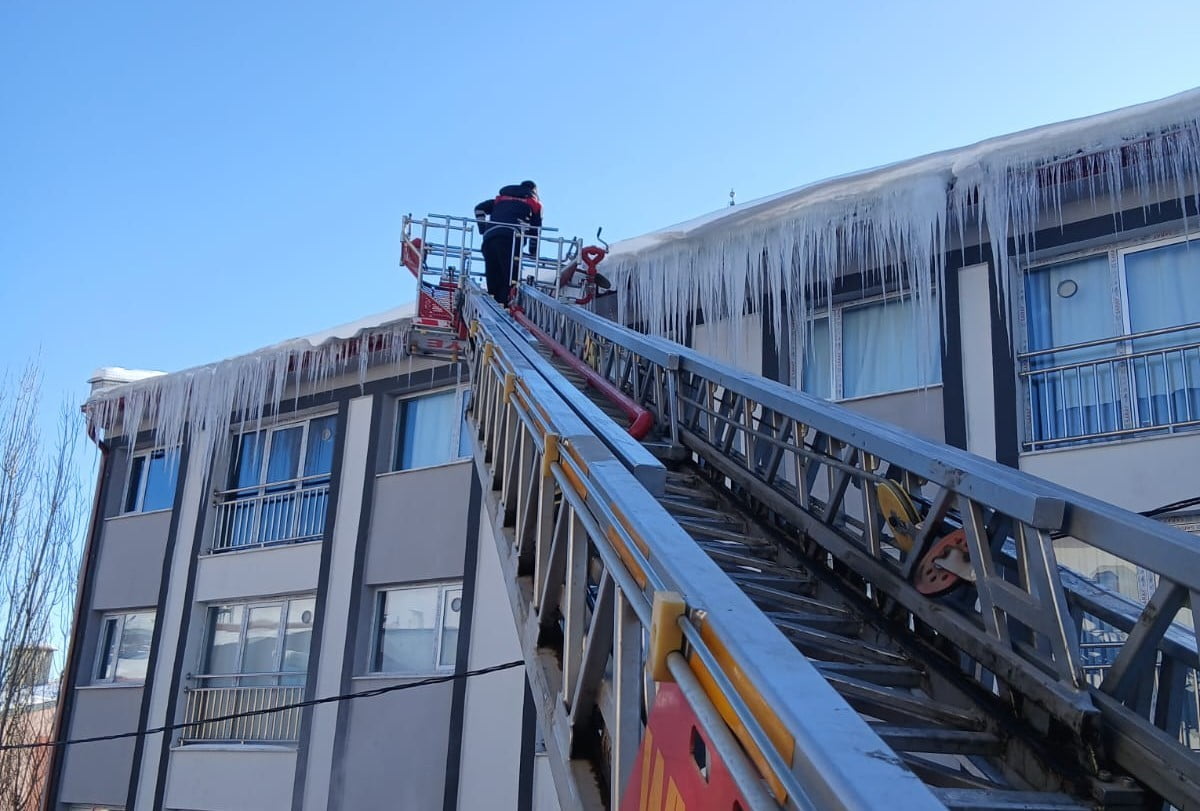 BAYBURT’TA TEHLİKE OLUŞTURAN BUZ SARKITLARI TEMİZLENİYOR