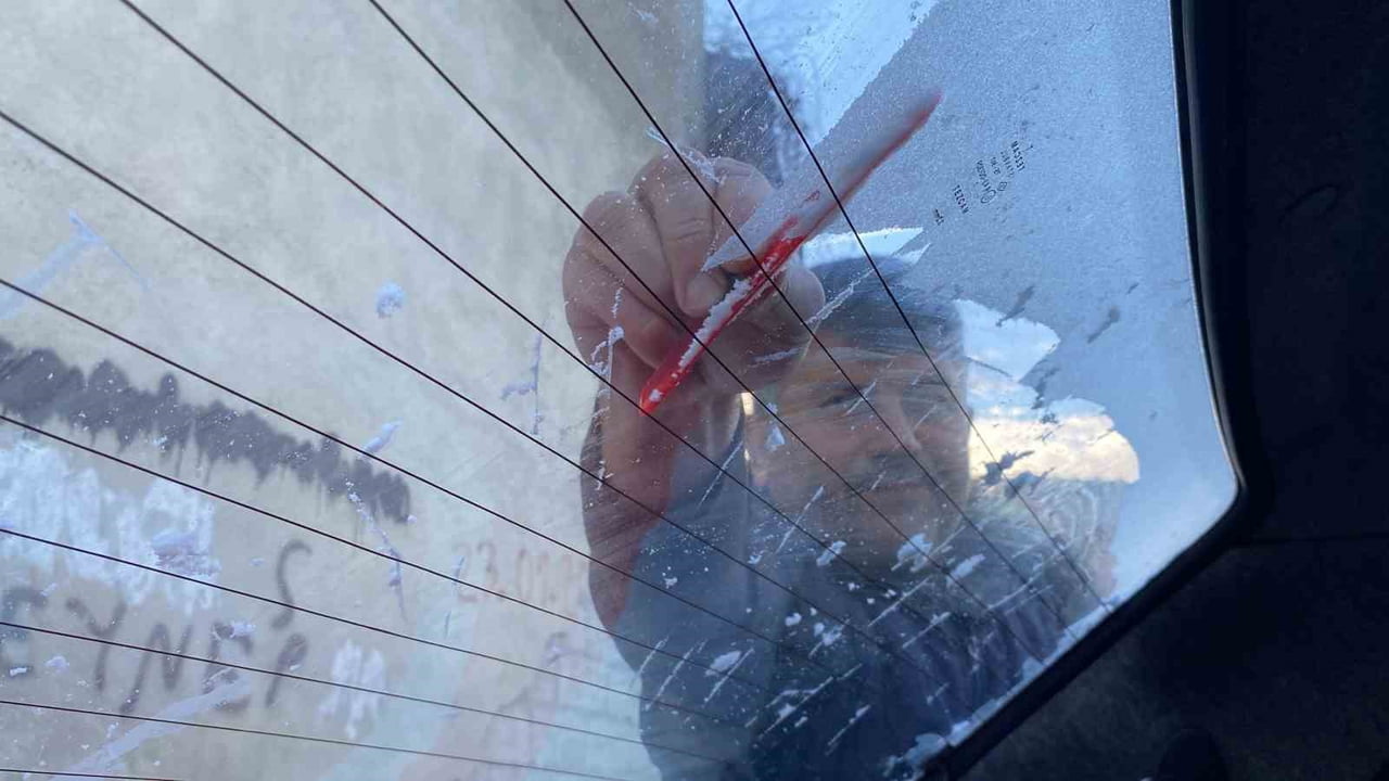 BAYBURT’TA UZMANINDAN TAVSİYE: BUZLANAN CAMI ZARAR VERMEDEN NASIL ÇÖZERİZ!