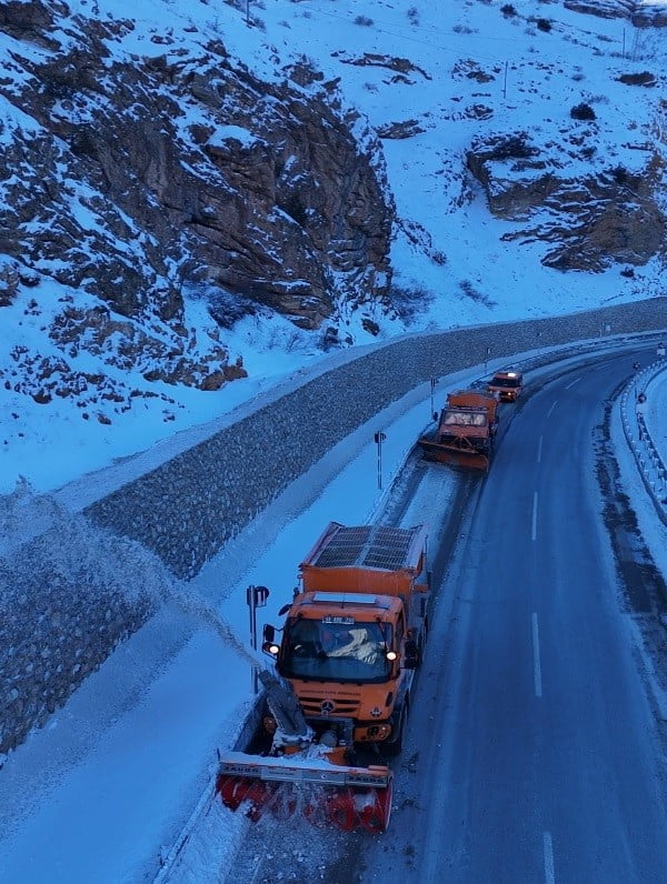 BAYBURT’U ÇEVRE İLLERE BAĞLAYAN YOLLARDA KARLA MÜCADELE SÜRÜYOR