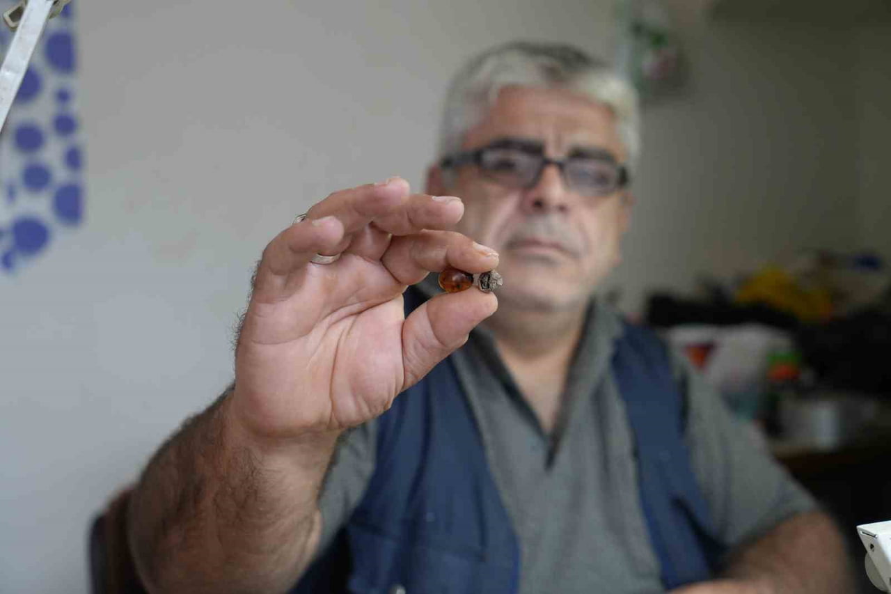 BAYBURTLU KEHRİBAR USTASI İŞLEDİĞİ TAŞTA MİLYONLARCA YILLIK BÖCEK FOSİLİ BULDU