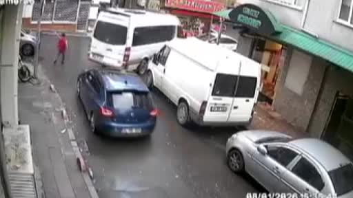 Bayrampaşa'da yürekleri ısıtan görüntü kamerada: Çocuk trafikte kalan ambulansa yol açtı