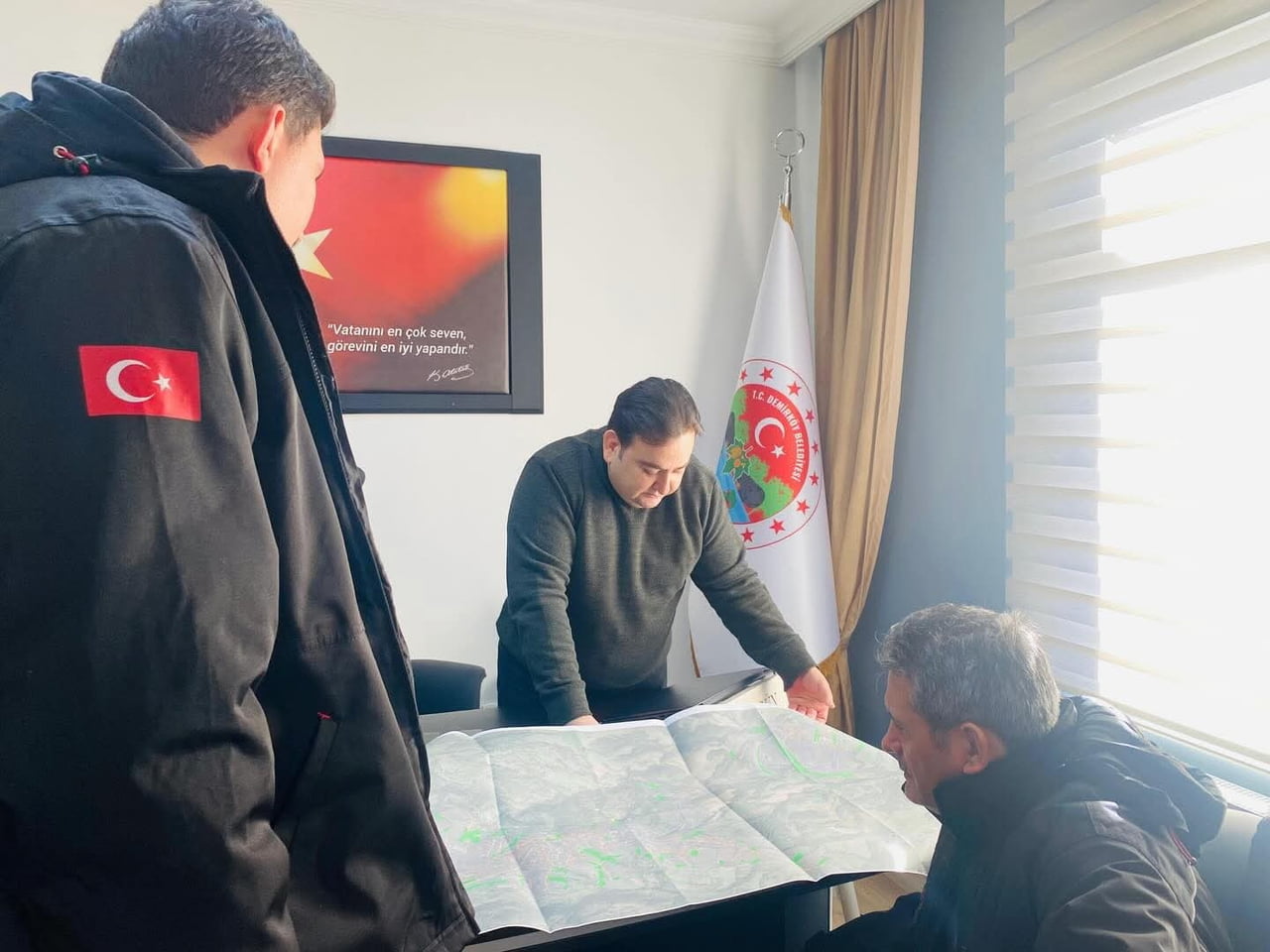 BELEDİYE BAŞKANI VE GAZDAŞ YETKİLİLERİ HARİTA ÜZERİNDE İNCELEME