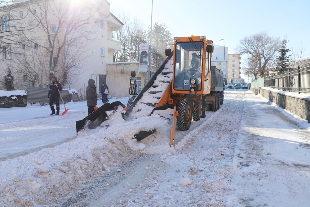 BELEDİYE EKİPLERİ’NDEN HUMMALI KAR TEMİZLİK ÇALIŞMASI. (OLGUN YILDIZ/ARDAHAN-İHA)