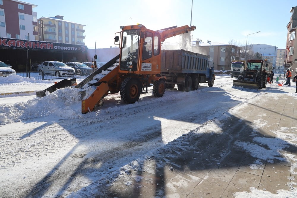BELEDİYE EKİPLERİ’NDEN HUMMALI KAR TEMİZLİK ÇALIŞMASI. (OLGUN YILDIZ/ARDAHAN-İHA)