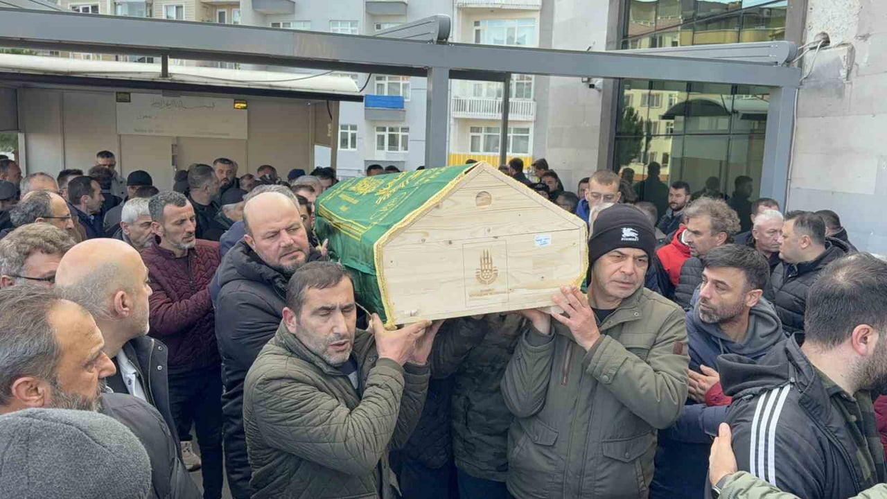 BERKAY UYAR, MEMLEKETİ SAMSUN’DA GÖZYAŞLARI ARASINDA SON YOLCULUĞUNA UĞURLANDI.