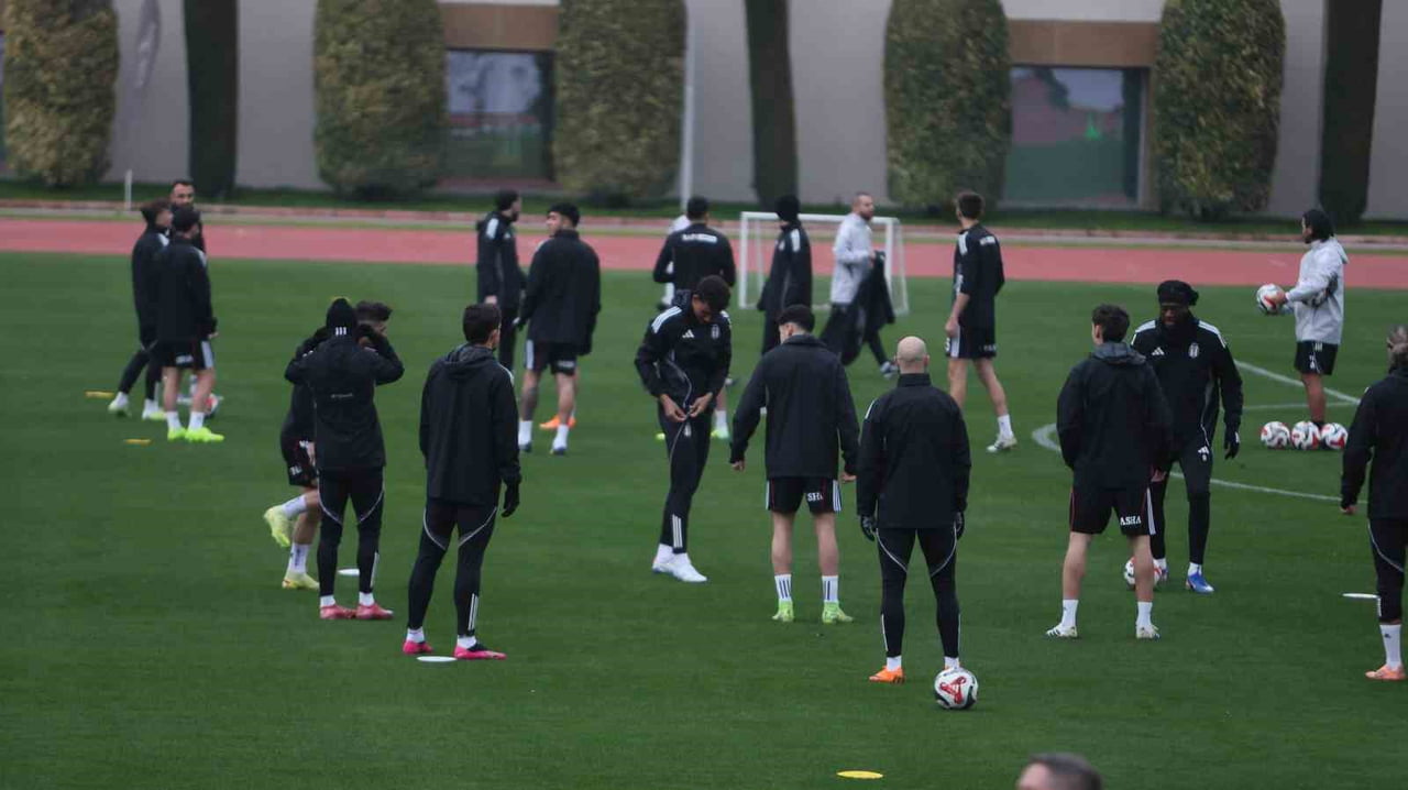 BEŞİKTAŞ, DEVRE ARASI ÇALIŞMALARINA ANTALYA'DA SAHADA GERÇEKLEŞTİRDİĞİ ANTRENMAN İLE...