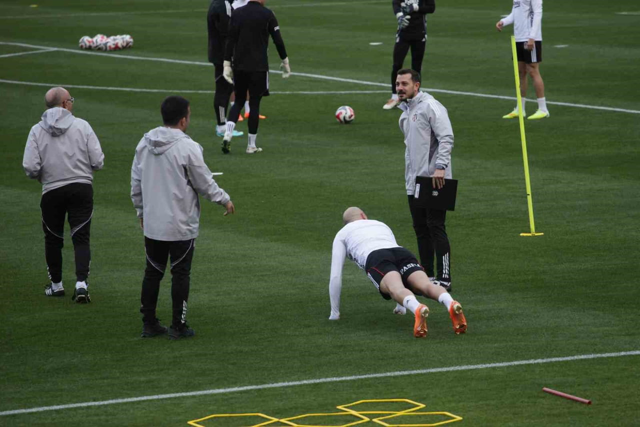 BEŞİKTAŞ, DEVRE ARASI HAZIRLIKLARINI ANTALYA’DA SAHADA YAPTIĞI ANTRENMANLA SÜRDÜRÜRKEN, TEKNİK...