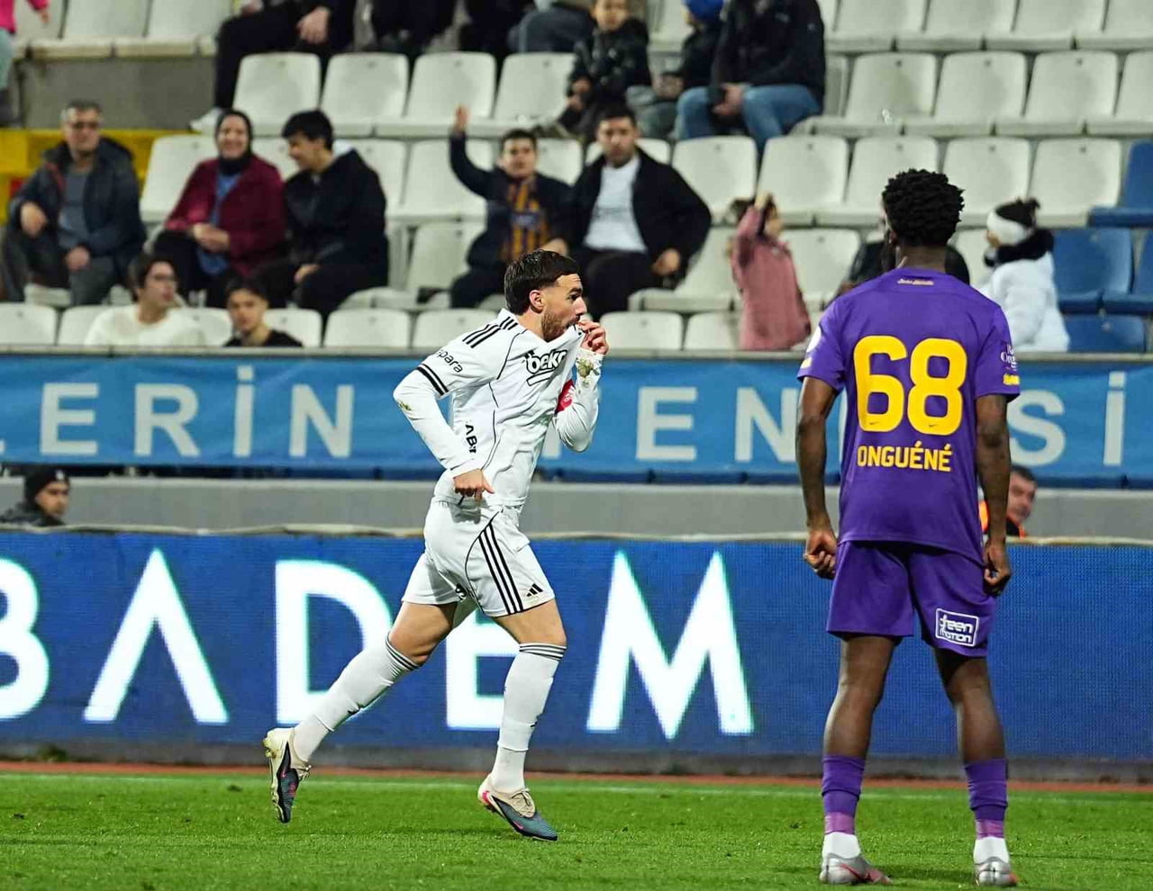 BEŞİKTAŞ’IN SEZON BAŞINDA KADROSUNA KATTIĞI ORKUN KÖKÇÜ, SİYAH-BEYAZLI FORMAYLA İLK GOLÜNÜ...