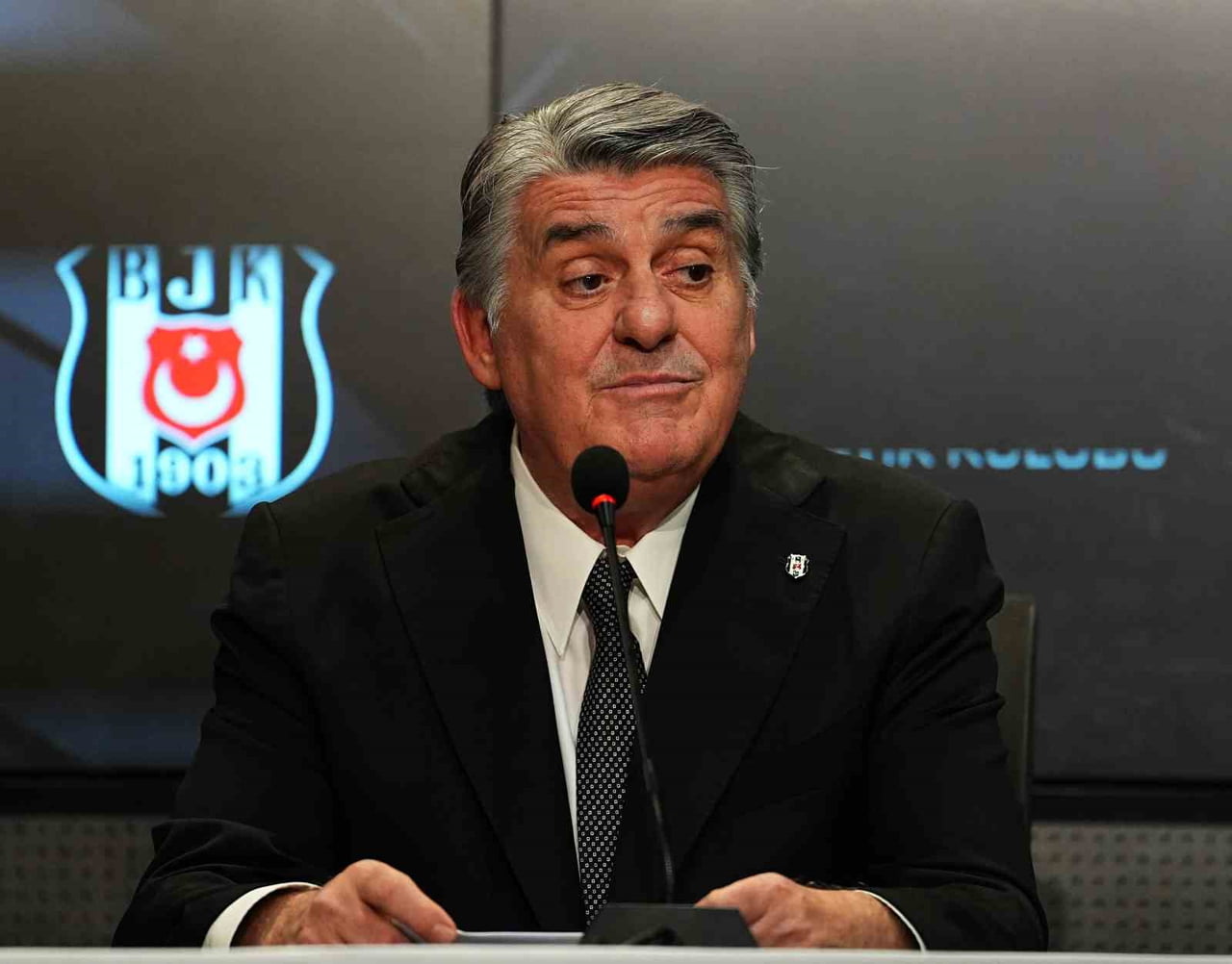 BEŞİKTAŞ KULÜBÜ BAŞKANI SERDAL ADALI, GÖREVİ BIRAKMAYI DÜŞÜNMEDİĞİNİ VE CAMİA İÇİNDEKİ PUSU...