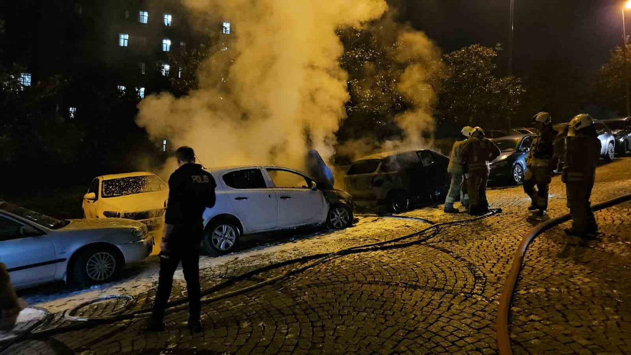 BEŞİKTAŞ’TA 4 OTOMOBİL ALEV ALEV YANDI