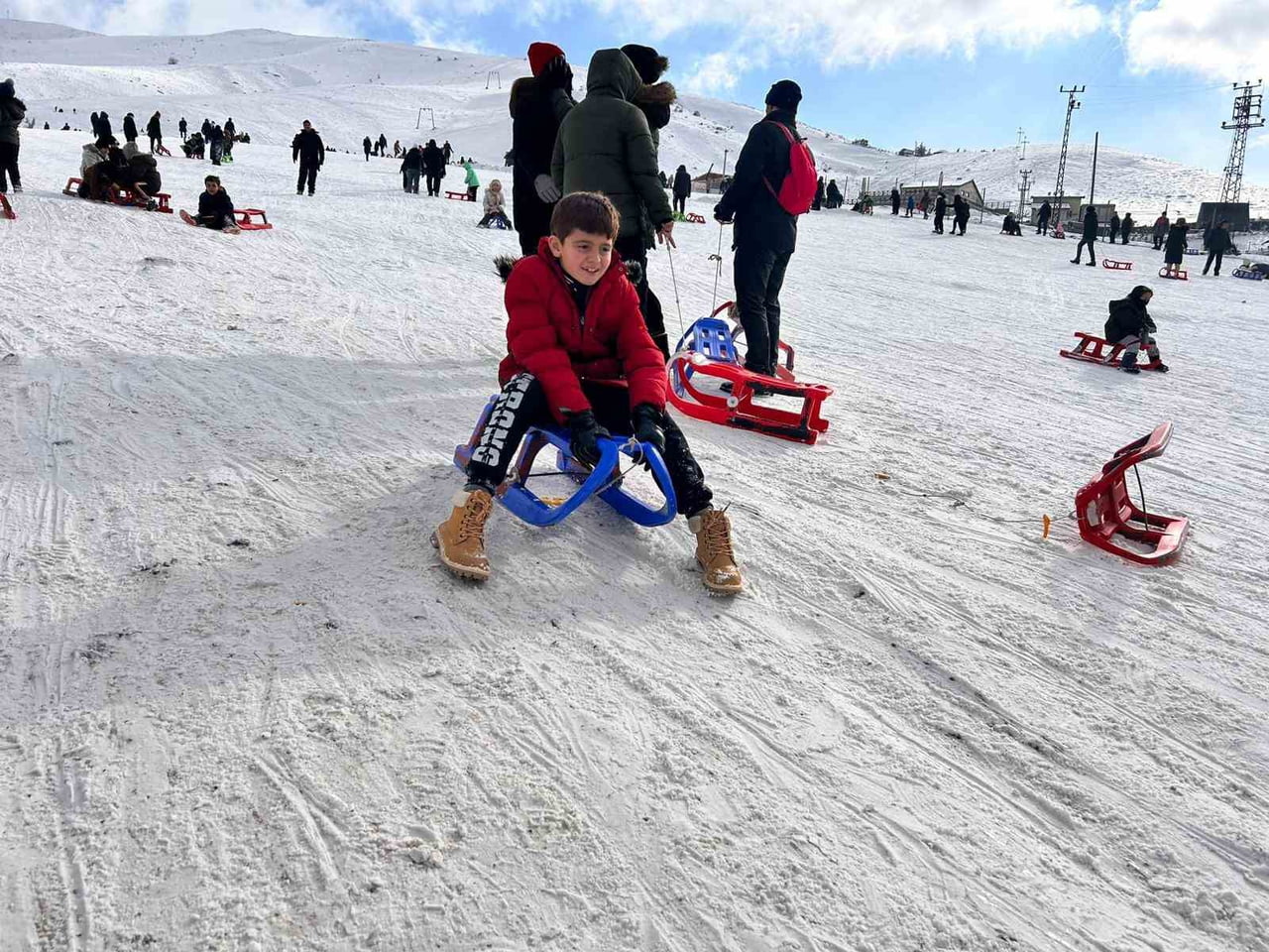 BEYAZA BÜRÜNEN ELMADAĞ KAYAK MERKEZİ, SÖMESTİR TATİLİNİ DEĞERLENDİRMEK İSTEYEN AİLELERİN BULUŞMA...