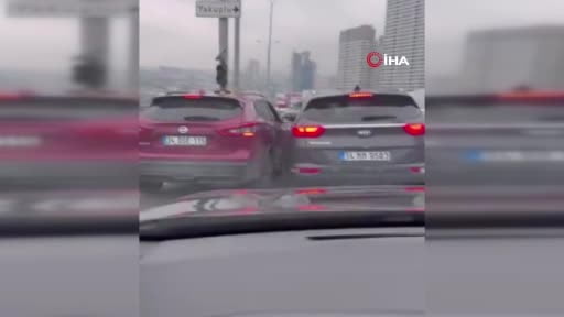 Beylikdüzü E-5’de kaynakçı kaza yaptı; gençler araca böyle saldırdı