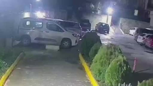 Beylikdüzü’nde 17 yaşındaki şahıs husumetlisine kurşun yağdırdı: O anlar kamerada