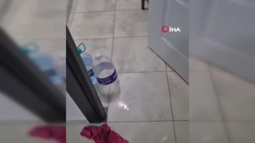 Beylikdüzü’nde bir binanın 2 dairesini su bastı: Bina boşaltıldı