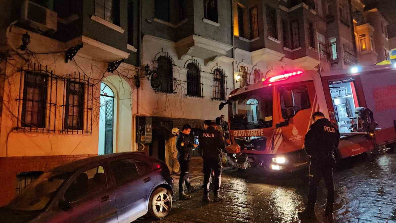 BEYOĞLU’NDA BİR OTELDE ÇIKAN YANGIN PANİĞE SEBEP OLDU. YANGIN SIRASINDA MAHSUR KALAN 3 KİŞİ, OTEL...