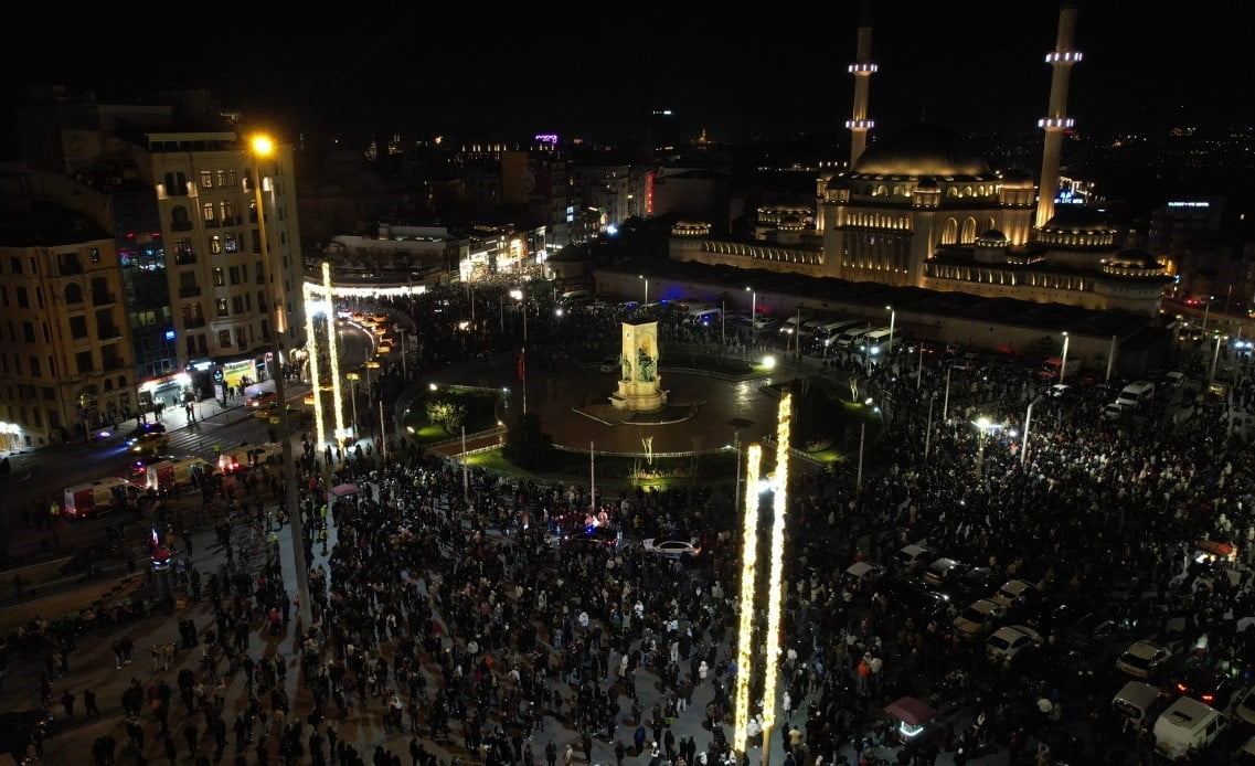 BEYOĞLU TAKSİM MEYDANI VE İSTİKLAL CADDESİ'NDE YENİ YILI KARŞILAMAK İSTEYEN YERLİ VE YABANCI...