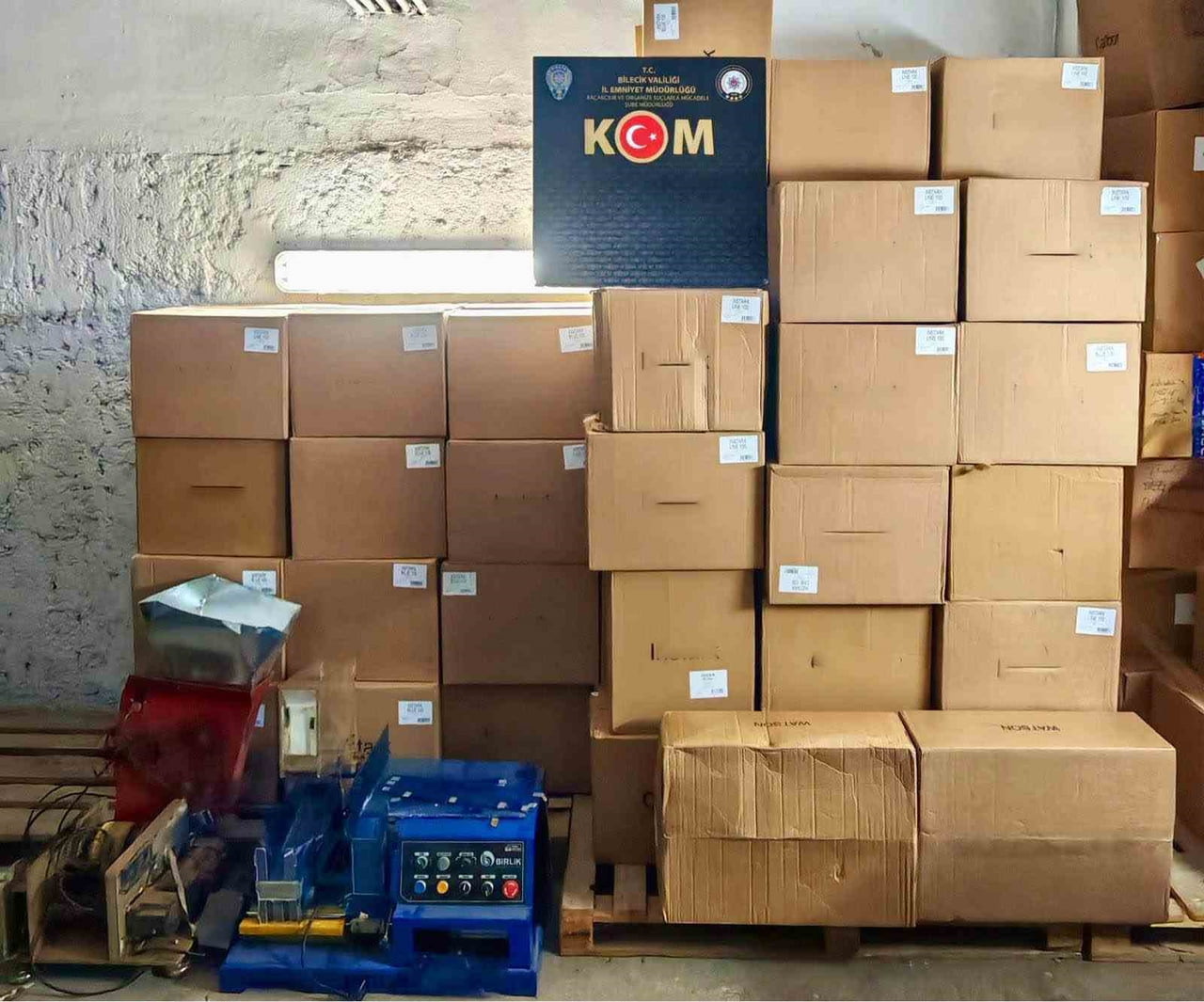 BİLECİK'TE 2 DEPO VE 1 ARAÇTA YAPILAN ARAMALARDA 86 BİN 600 ADET MAKARON ELE GEÇİRİLDİ.