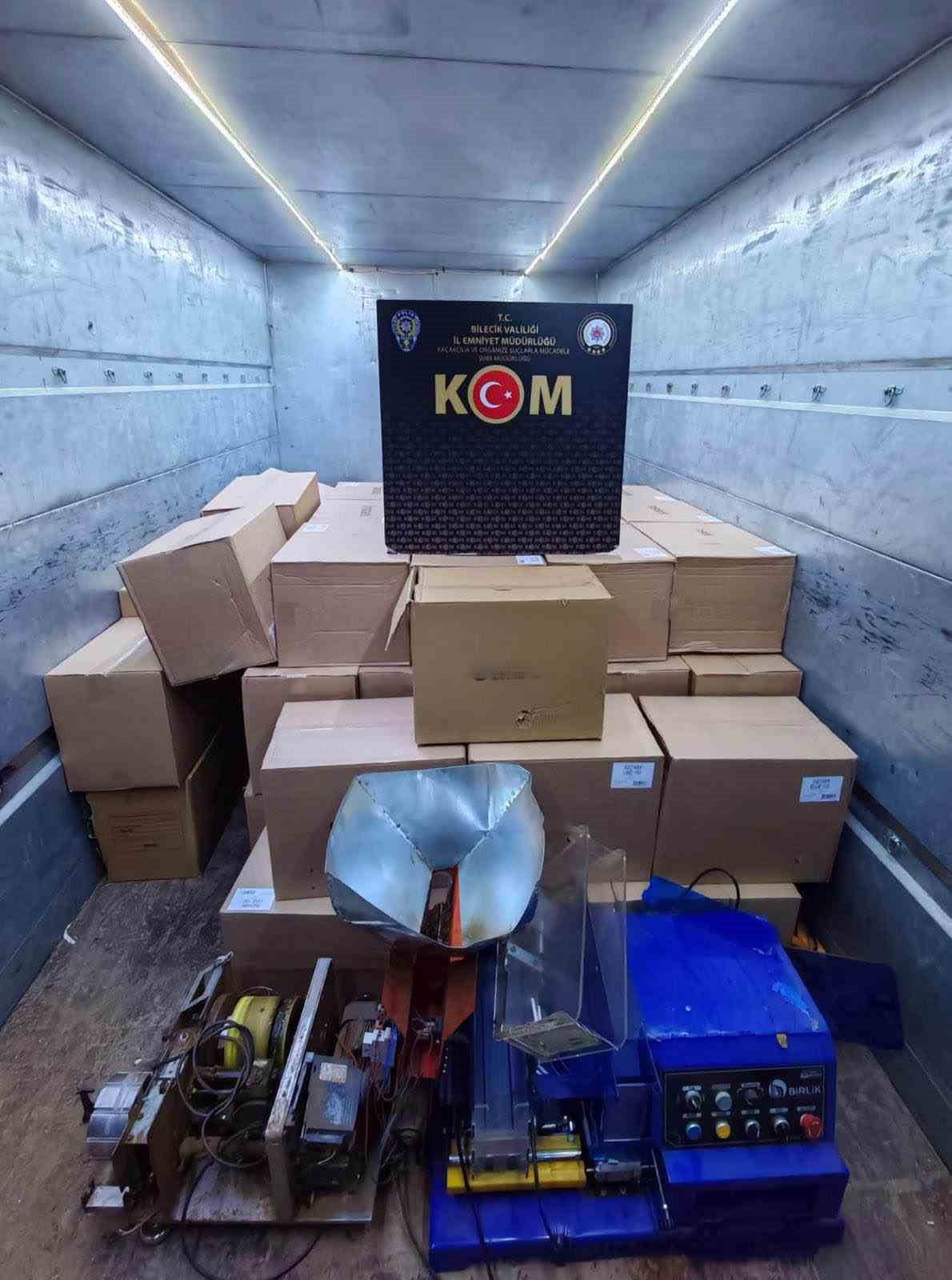 BİLECİK'TE 2 DEPO VE 1 ARAÇTA YAPILAN ARAMALARDA 86 BİN 600 ADET MAKARON ELE GEÇİRİLDİ.