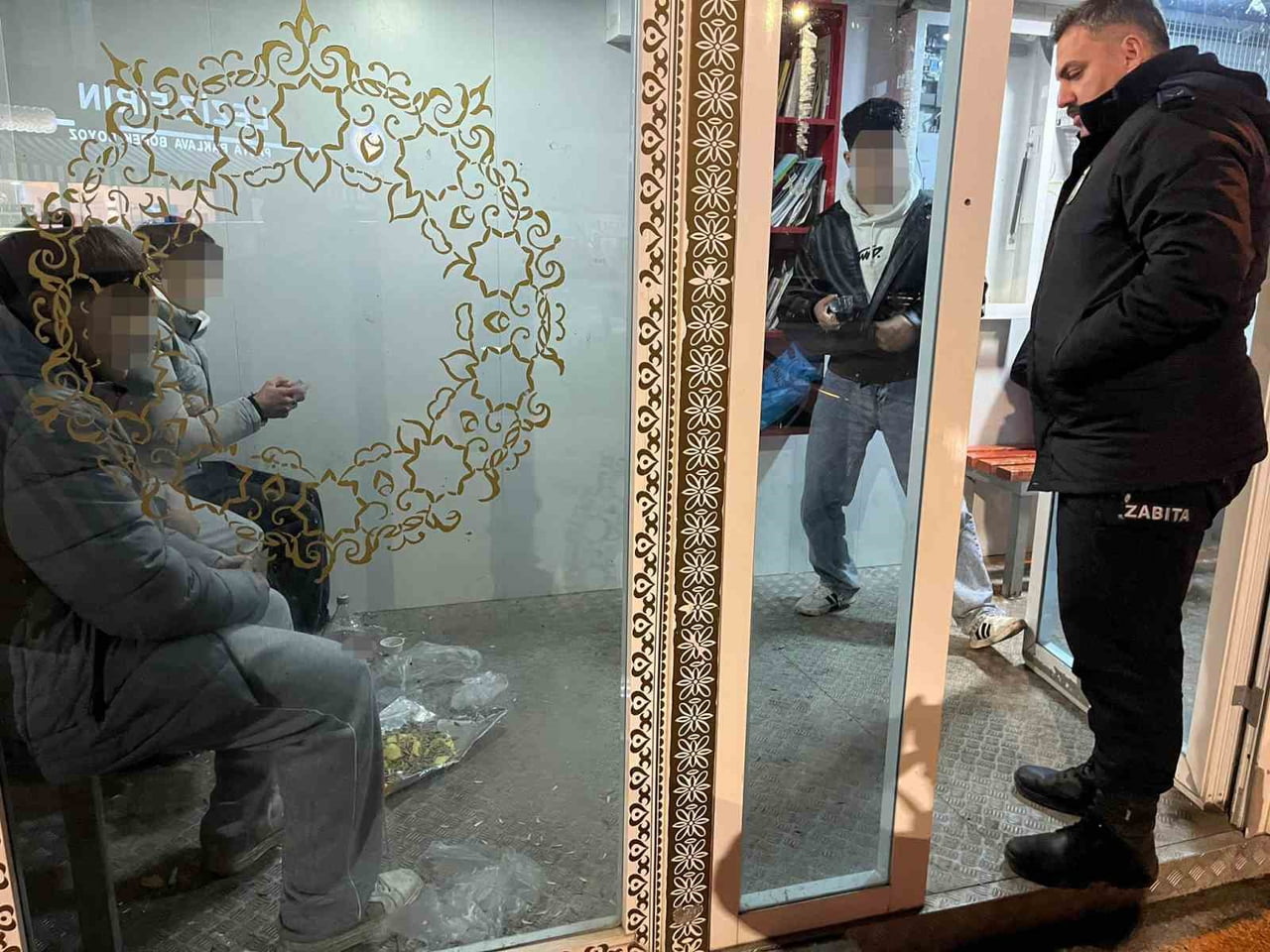 BİLECİK'TE BİR MİNİBÜS DURAĞI VE SPOR TESİSİNDE ÇEKİRDEK YİYEREK KABUKLARINI YERLERE ATAN GENÇLER...