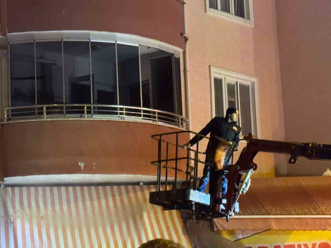 BİLECİK'TE ÇIKAN YANGINDA 5 KİŞİ DUMANDAN ETKİLENDİ