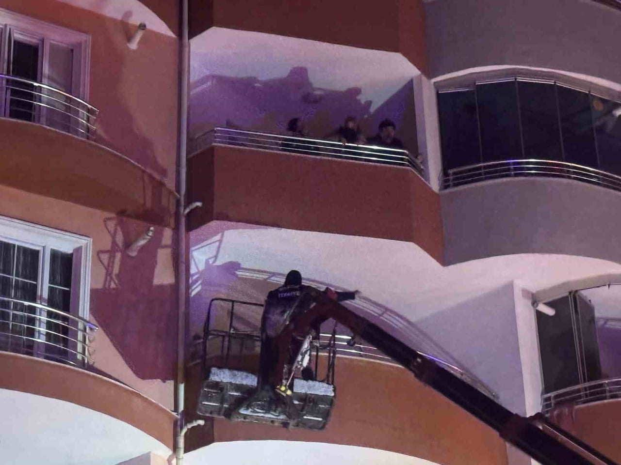 BİLECİK'TE ÇIKAN YANGINDA 5 KİŞİ DUMANDAN ETKİLENDİ