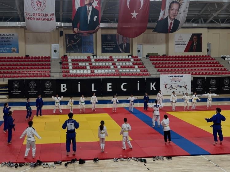 BİLECİK'TE JUDO SPOR OKULLARIYLA MİNDERDE GELİŞİM