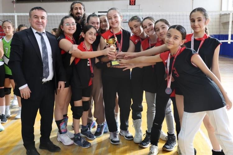 BİLECİK'TE KÜÇÜK KIZLAR VOLEYBOL MÜSABAKALARI TAMAMLANDI
