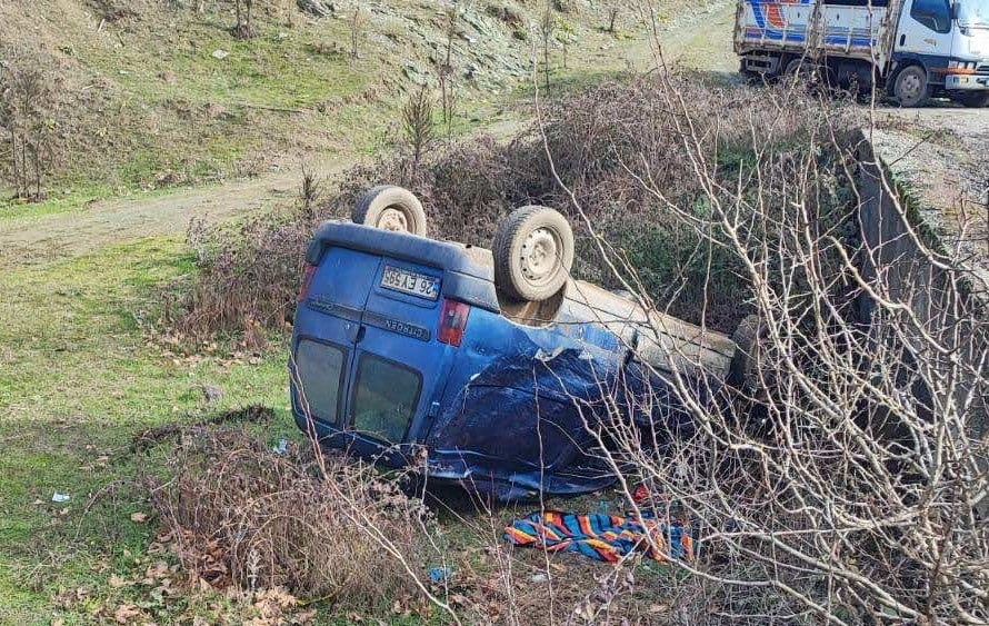 BİLECİK'TE SEYİR HALİNDE KONTROLDEN ÇIKAN HAFİF TİCARİ ARAÇ KÖPRÜDEN AŞAĞI UÇARKEN, SÜRÜCÜSÜ...
