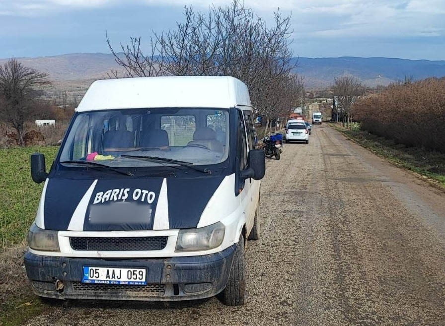 BİLECİK'TE SEYİR HALİNDEKİ MOTOSİKLET İLE MİNİBÜSÜN ÇARPIŞMASI SONUCU MEYDANA GELEN TRAFİK...