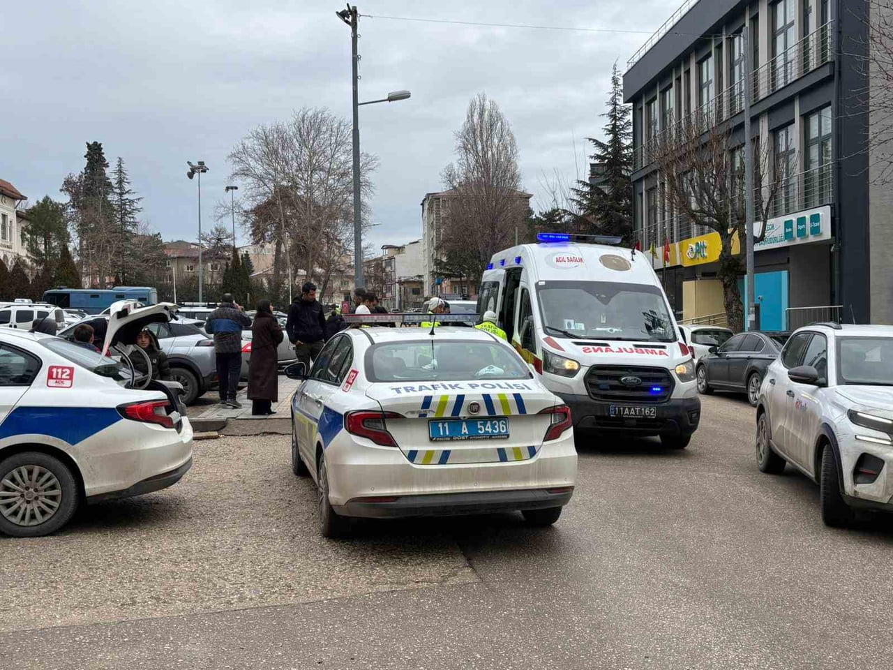 BİLECİK'TE SEYİR HALİNDEKİ MOTOSİKLETLİ, OTOPARKTAN ANİDEN YOLA ÇIKAN OTOMOBİLE ÇARPMAMAK İÇİN ANİ...