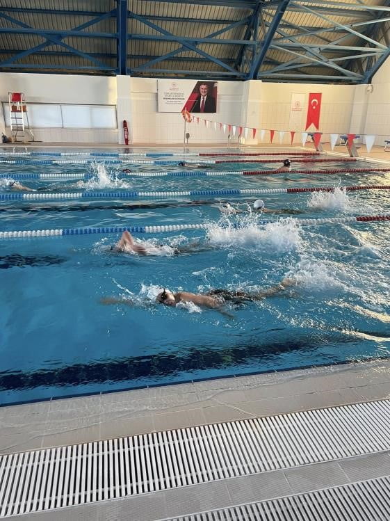 BİLECİK'TE SPOR OKULLARI YÜZME ANTRENMANLARI YOĞUN TEMPOYLA SÜRÜYOR