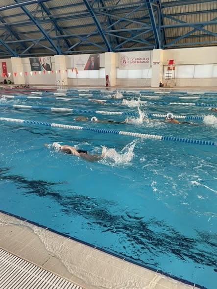 BİLECİK'TE SPOR OKULLARI YÜZME ANTRENMANLARI YOĞUN TEMPOYLA SÜRÜYOR