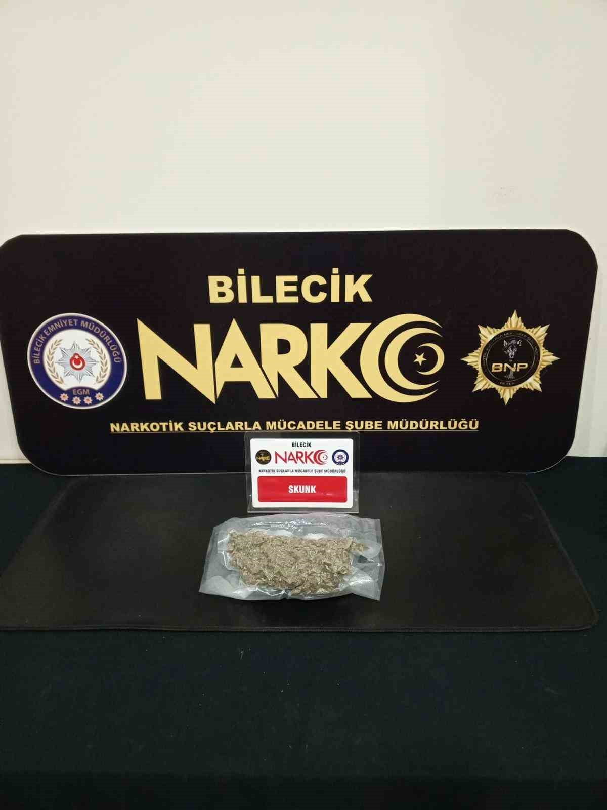 BİLECİK'TE ŞÜPHE ÜZERİNE DURDURULAN BİR OTOMOBİLDE ÇADIRIN İÇİNE SAKLANMIŞ VAZİYETTE  220 GRAM...