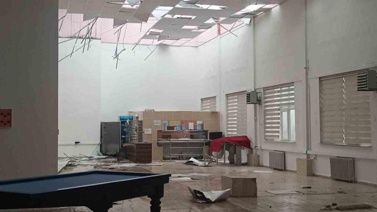 BİLECİK'TE YAŞANAN FIRTINADA ÇATILAR UÇTU, AĞAÇLAR DEVRİLDİ