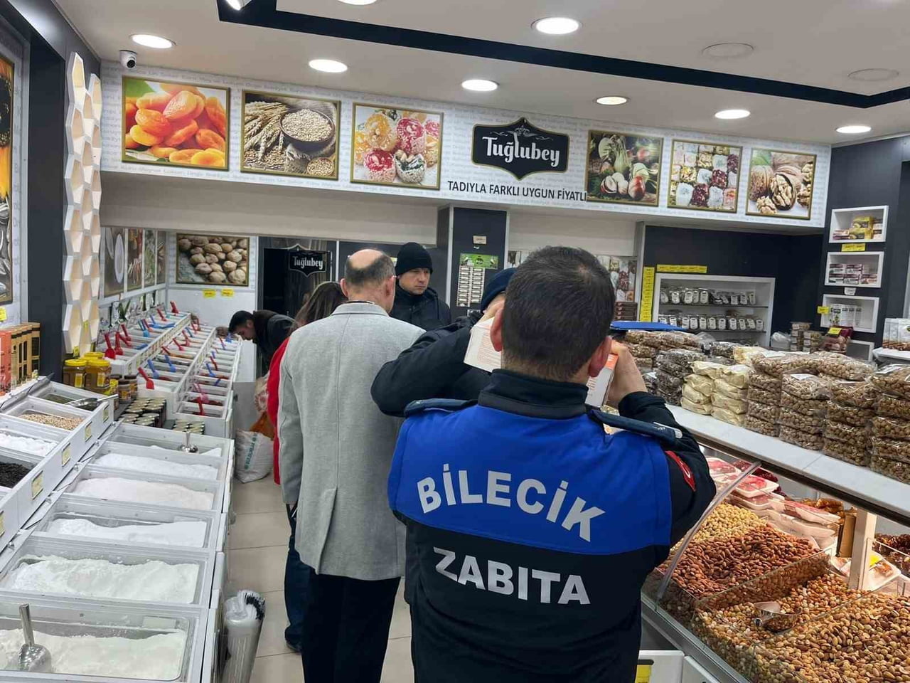 BİLECİK BELEDİYESİ ZABITA MÜDÜRLÜĞÜ EKİPLERİ 100'E YAKIN NOKTADA DENETİMLER GERÇEKLEŞTİRİLİRKEN...